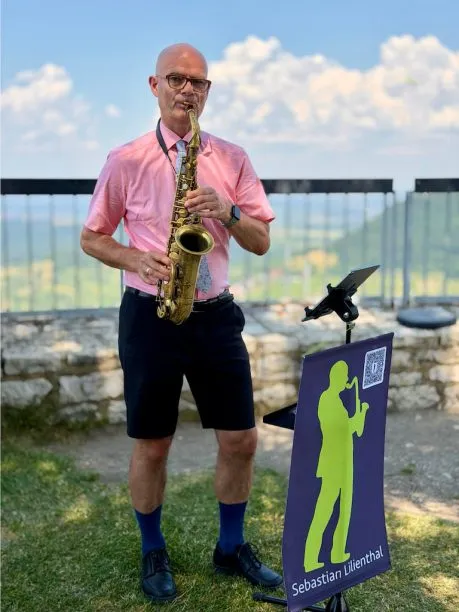 Sebastian Lilienthal spielt als One-Man-Band bei einer freien Trauung auf Burg Hohenneuffen, seinem 1200. Auftritt