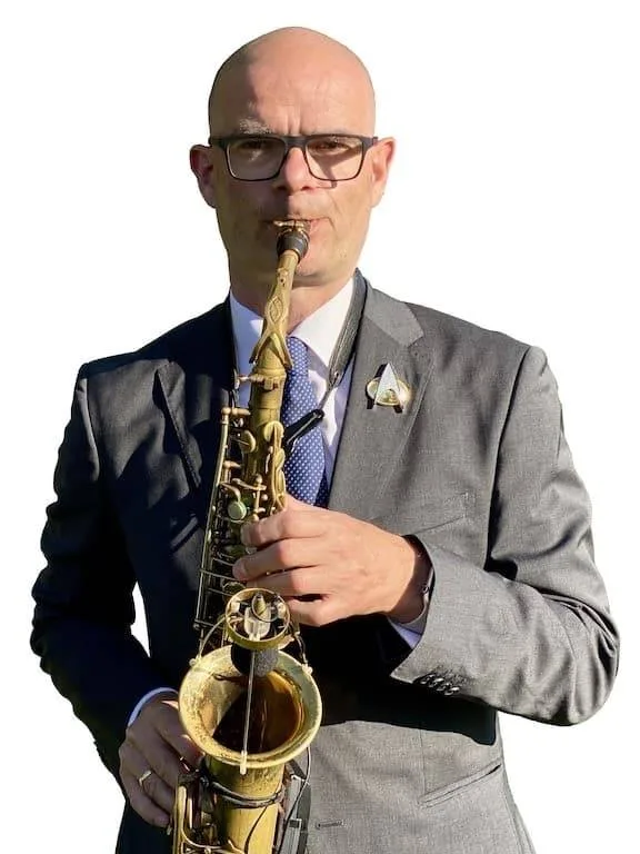 Porträt von Sebastian Lilienthal mit Saxophon