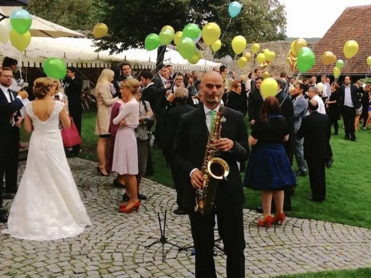 Hochzeitsfeier mit Saxophonmusik von Sebastian Lilienthal auf der Maisenburg