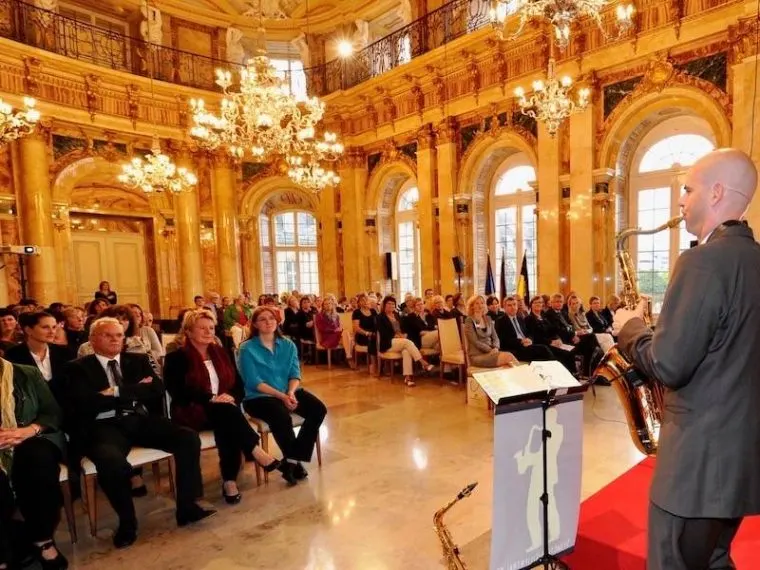 Sebastian Lilienthal mit Saxophon vor dem Neuen Schloss Stuttgart bei einem Empfang