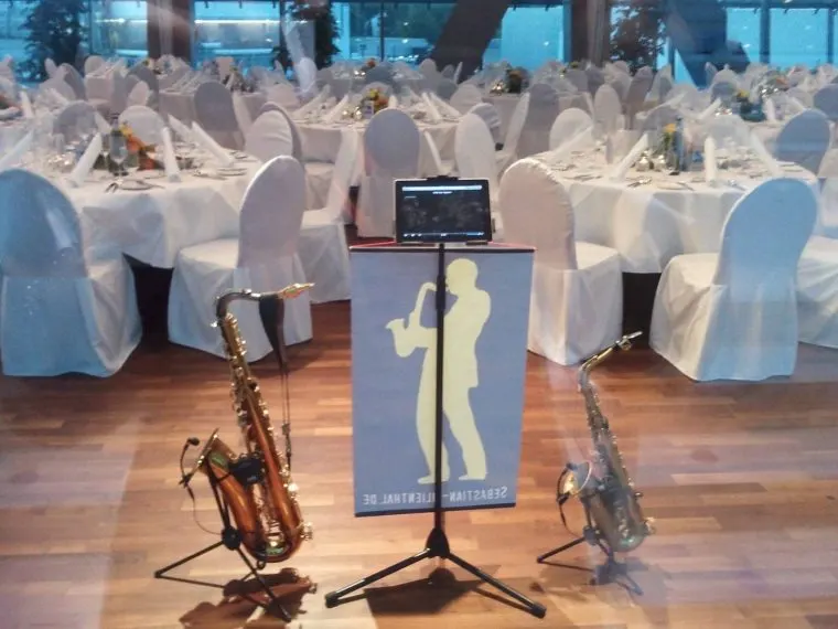Sebastian Lilienthal spielt Saxophon an der Bar im Porsche-Museum Zuffenhausen bei einer Abendveranstaltung