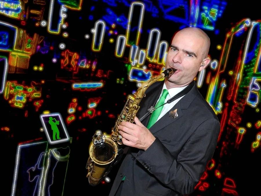 Sebastian Lilienthal spielt Saxophon bei einer Gala im Theaterhaus Stuttgart